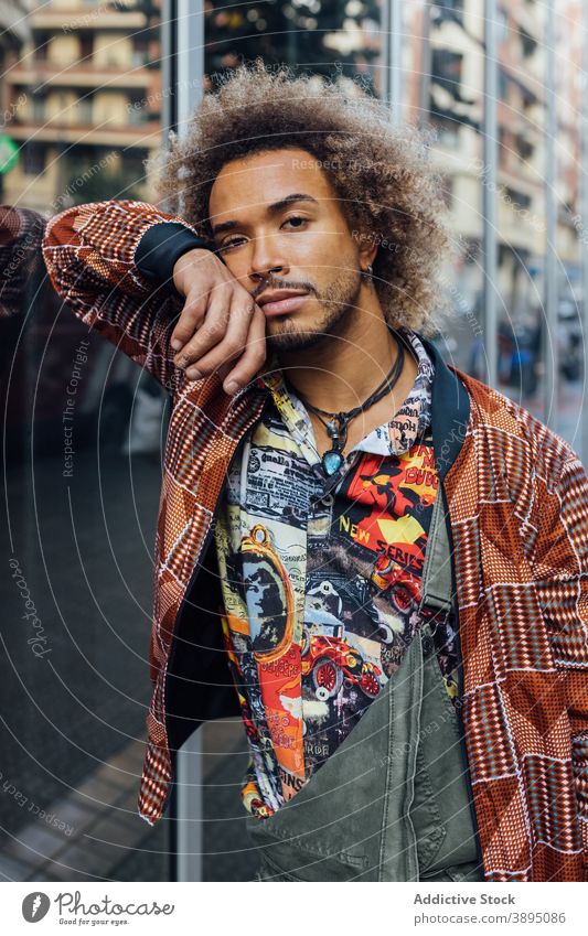 Stilvolle ethnische Hipster Mann in trendige Kleidung trendy urban modern krause Haare Vollbart Mode jung männlich Afroamerikaner schwarz Bekleidung Lifestyle