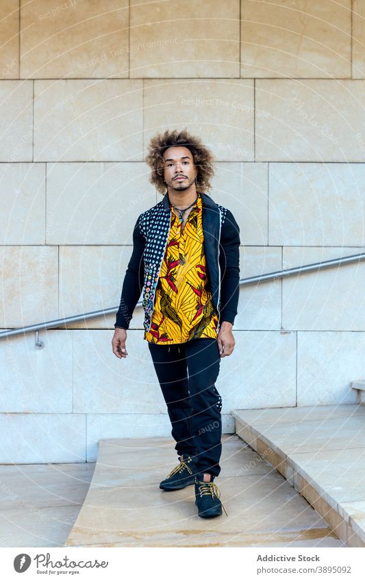 Stilvolle Hipster Mann steht auf der Treppe Energie trendy Schritt hoch informell jung Typ Afroamerikaner schwarz ethnisch männlich modern Sprung Lifestyle
