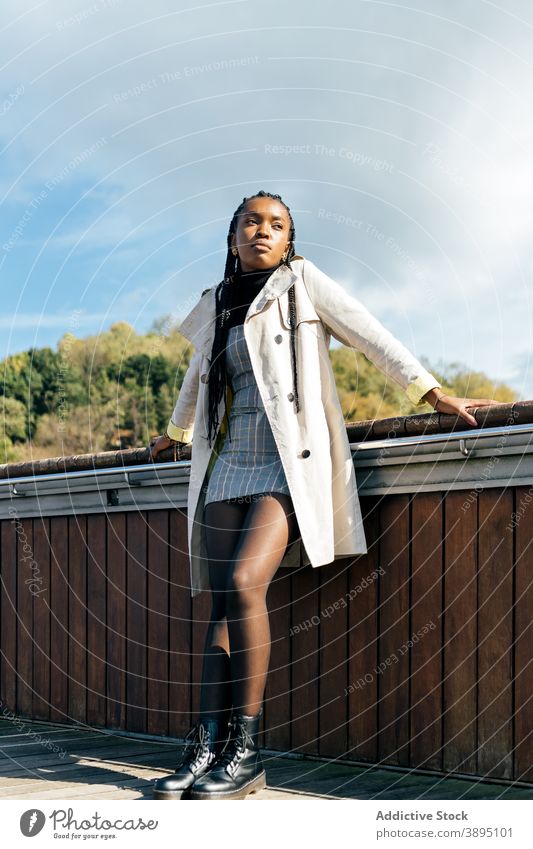Stilvolle nachdenkliche Frau auf Brücke stehend besinnlich trendy Herbst jung selbstbewusst träumen Afroamerikaner schwarz ethnisch Schüler tausendjährig einsam