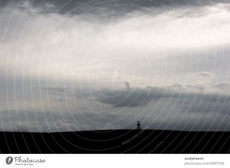 Silhouette eines Hochsitzes in dichten Wolken abstrakt Kunst Hintergrund schön schwarz Boxenständer wolkig Textfreiraum Hirsch-Stand Feld Rahmen Spiel Tierhaut