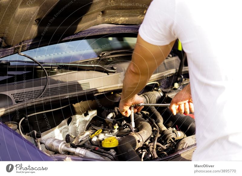 Der Mechaniker repariert den Automotor Überprüfung eines Automotors Eninge-Reparatur Motorschaden Autopflege Automechanikerin Kraftfahrzeugmechaniker