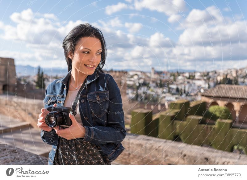 Junge Frau mit Kamera in Granada, Spanien Tourist hübsch 30s 30-35 Jahre Menschen Nur eine Frau Person Frauen Lebensstile attraktiv Kaukasier la alhambra