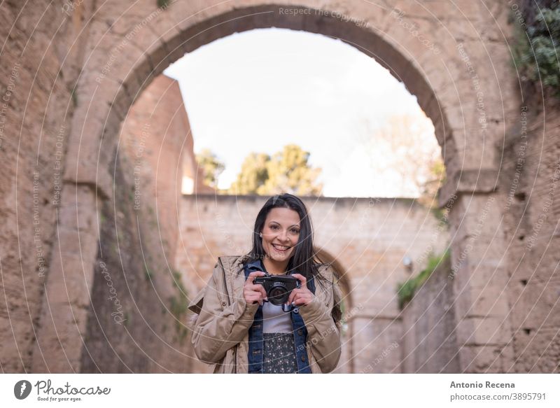 Hübsche Frau macht Tourismus in Granada, Spanien Besuch von Sehenswürdigkeiten in der Nähe von "La Alhambra Tourist hübsch 30s 30-35 Jahre Menschen