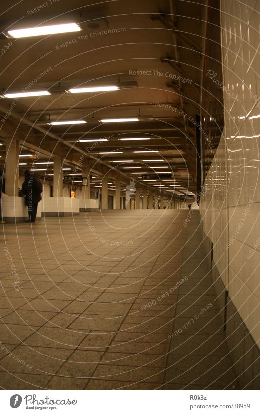 subway U-Bahn London Underground Tunnel Durchgang Architektur spiegel effekt Ferne