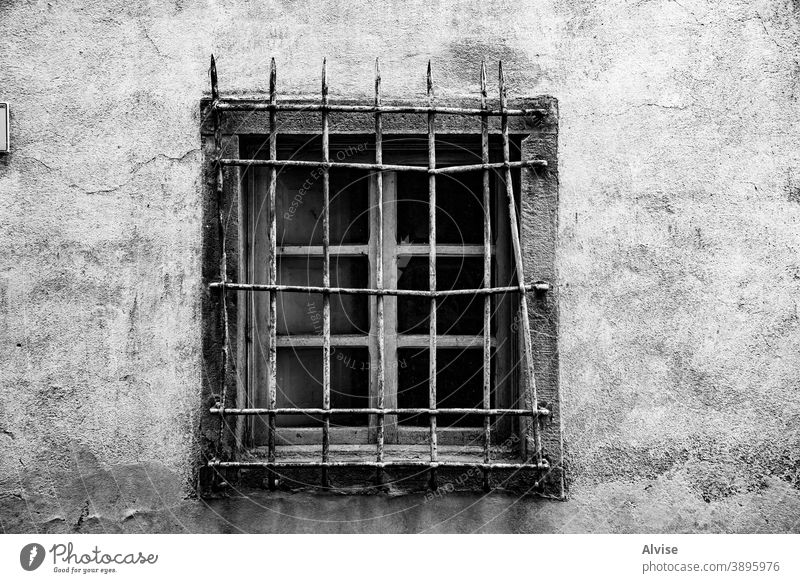 Fenster mit weißem Gitter Grunge alt altehrwürdig Architektur Wand Hintergrund gealtert Metall Außenseite dreckig Textur Gebäude retro antik Haus Fassade