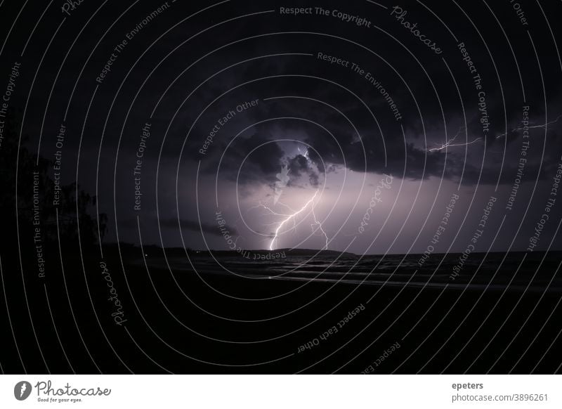 Wetterleuchten über dem Meer in Australien blitz donner gewitter meer blitz über meer australien queensland dunkel nacht einschlag strom elektrizität schmerz