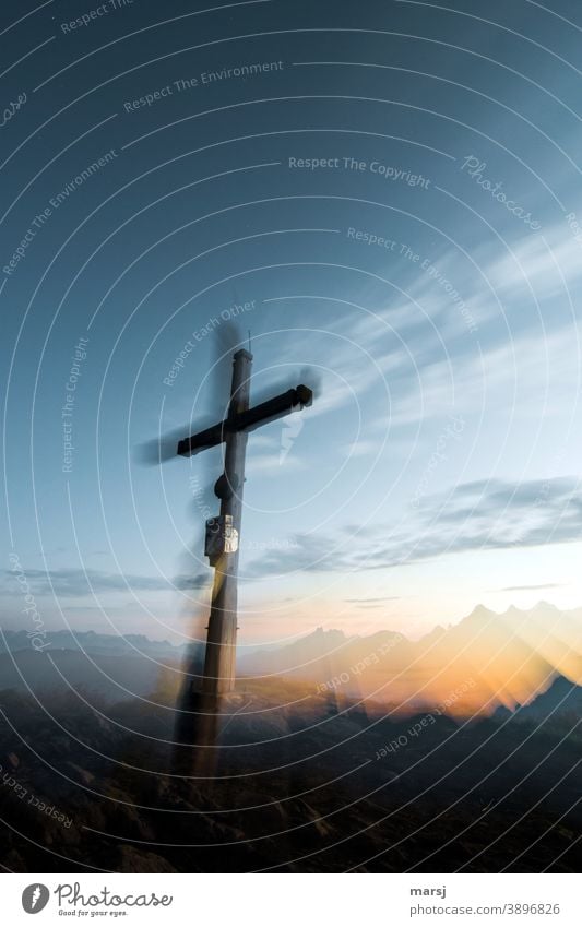 Gipfelkreuz auf der Gasselhöhe im ersten Morgenlicht Berggipfel Symbolik Morgendämmerung Alpen Berge u. Gebirge wandern Treffpunkt Religion & Glaube Hoffnung