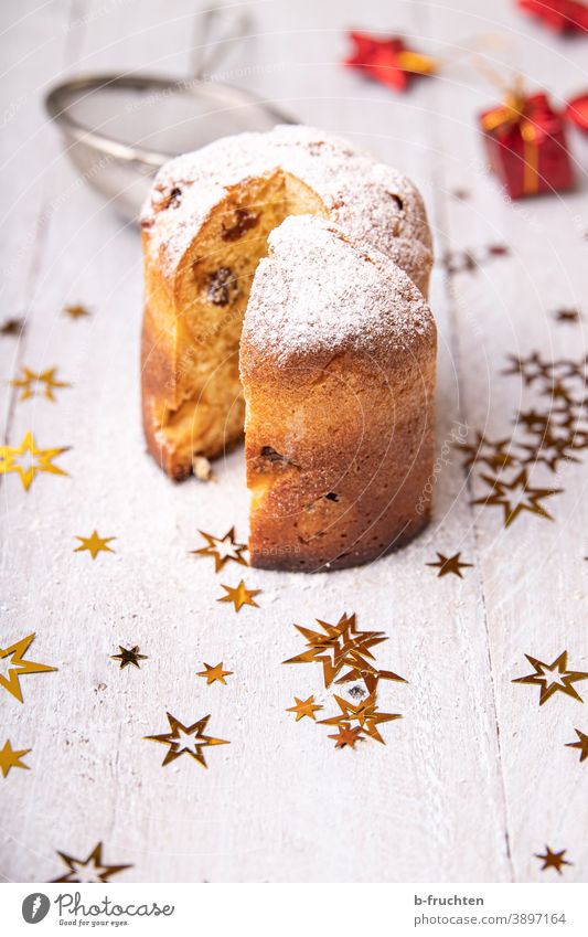Kleiner Panettone, Italienischer Kuchen mit Weihnachtsdekoration Puderzucker Weihnachten Backwaren süß lecker backen Süßwaren Weihnachten & Advent