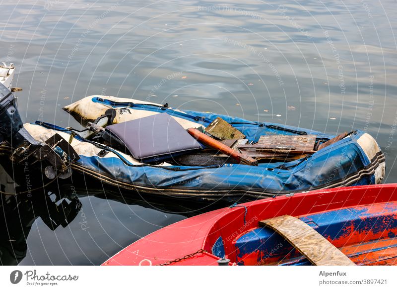 die Luft ist raus luftleer Boot Wasser Schifffahrt Wasserfahrzeug Schlauchboot Tod Außenaufnahme Farbfoto Bootsfahrt Menschenleer Ferien & Urlaub & Reisen
