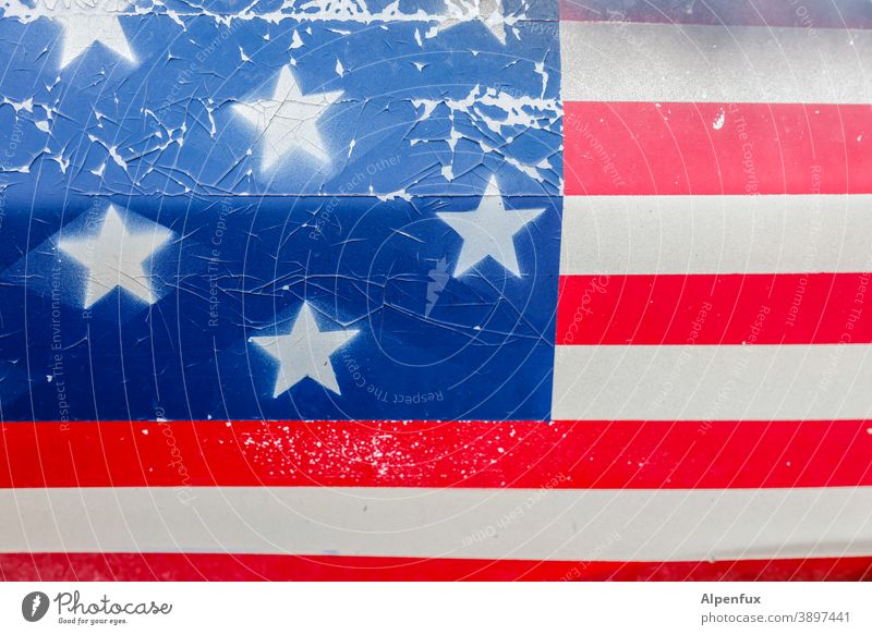 der Lack ist ab USA Flagge Amerika Patriotismus Nationalflagge Politik & Staat Trump Fahne Stars and Stripes Streifen Niedergang Vereinigte Staaten Amerikaner