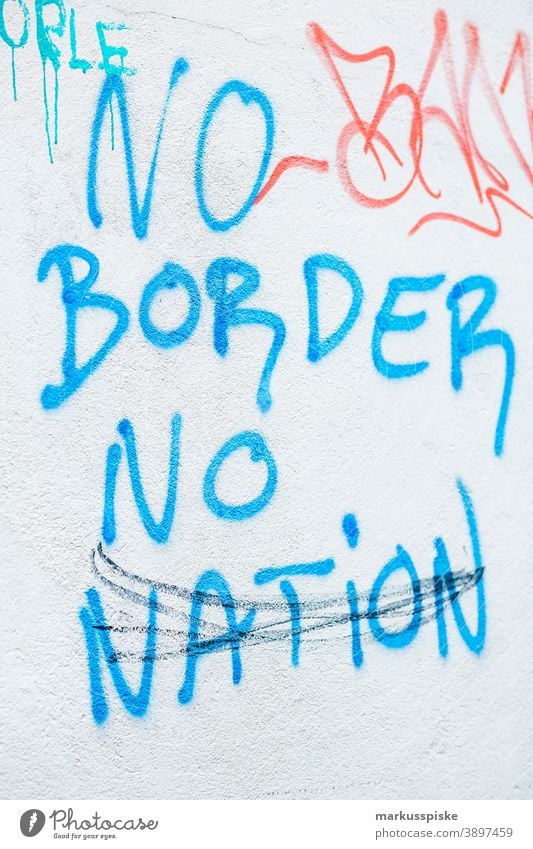 Graffiti No Border No Nation abstrakt Kunst Motorhaube Großstadt abschließen farbenfroh Comic kreativ Abziehbild Versand Botschaft Schriftart Hoffnung