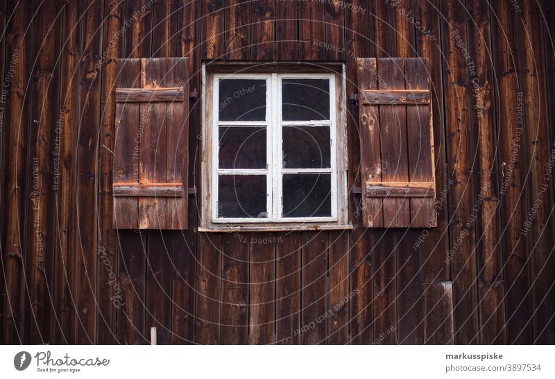 Holzscheue Fenster Wand Fassade Garage Versiegelung Flächenverbrauch Scheune vintage verwittert Verwitterung Lagerhalle Landwirtschaft