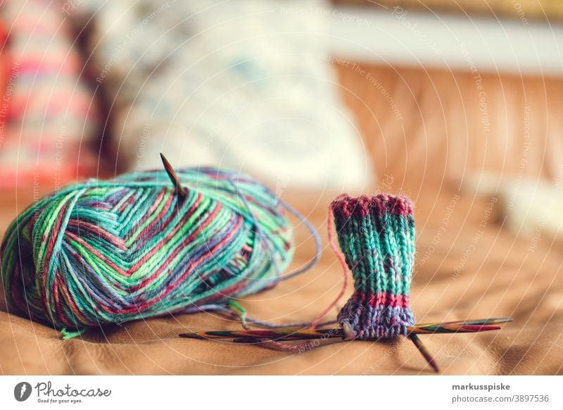 Socken stricken Strickmuster Wolle Wollknäuel bunt heimwerken Heimwerker Handarbeit handarbeiten