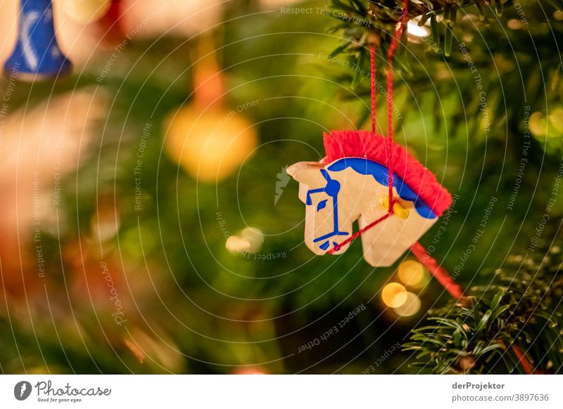 Weihnachtsbaum mit Pferd Zentralperspektive Schwache Tiefenschärfe Lichterscheinung Reflexion & Spiegelung Silhouette Kontrast Schatten Nacht Abend