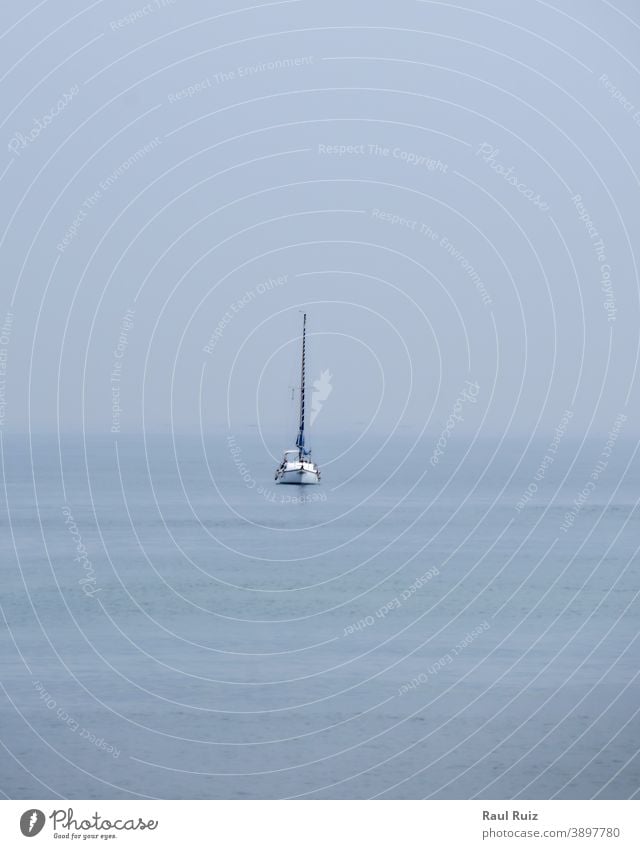 Segelboot auf dem Ozean bei bedecktem Himmel Regatta Besatzung windig Ansicht im Freien Gefäße Feiertag Konkurrenz Wasser Abenteuer Meer blau Boot Team Strand