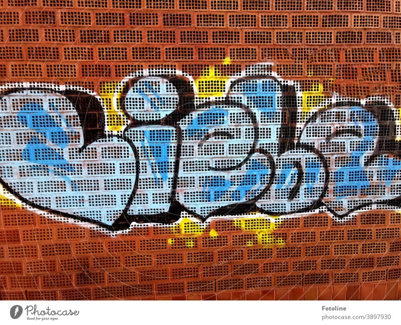 Alles was zählt - oder ein Graffiti mit dem Wort "Liebe" an eine Backsteinmauer gesprüht Backsteinwand Backsteinfassade Backsteine Ziegel Farbe farbig Fassade