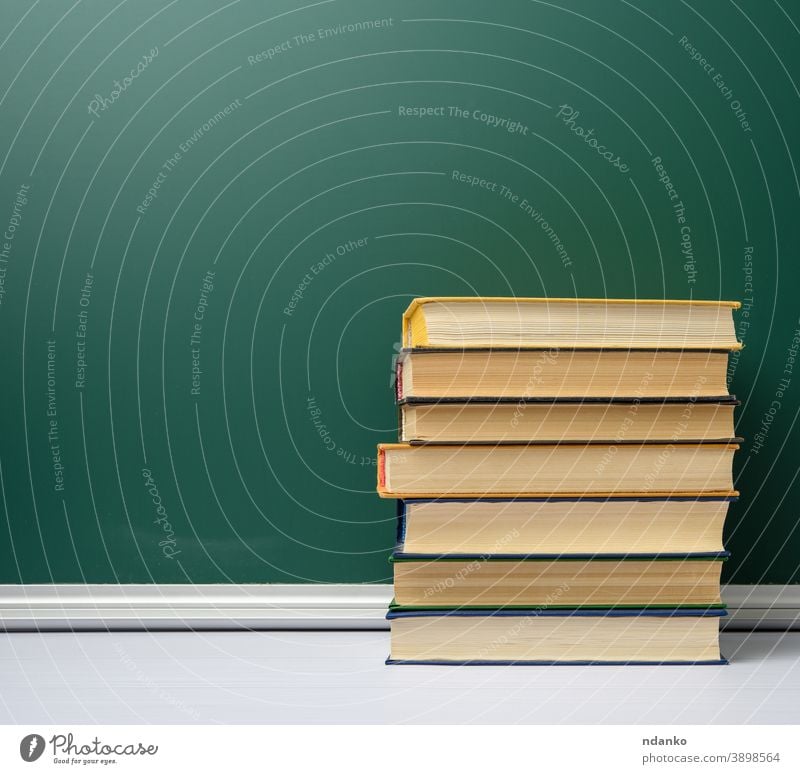 leere grüne Kreide Schultafel und Bücherstapel, zurück zur Schule Buch Buchladen Buchhandlung Tafel Archiv Hintergrund blanko Holzplatte Klassenraum zugeklappt