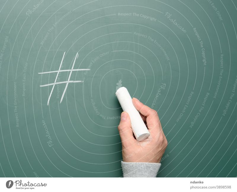 weibliches handgezeichnetes Hashtag-Symbol in weißer Kreide auf grüner Kreidetafel Business Tag Netzwerk Blogger Internet teilen Holzplatte Mitteilung Medien