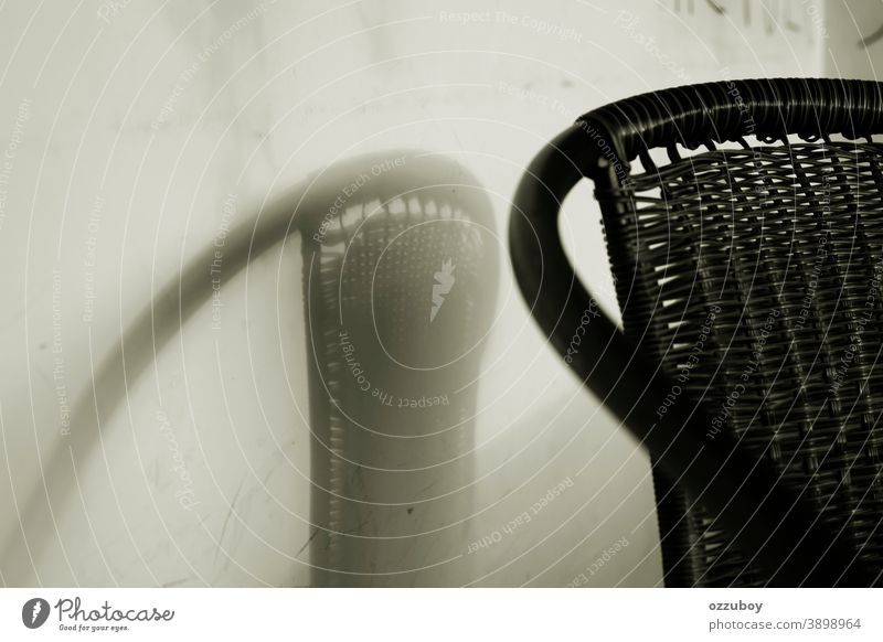 schwarzer Holzstuhl mit dem Schatten hölzern Stuhl Hintergrund Textfreiraum Farbfoto Schwache Tiefenschärfe Tag Sitzgelegenheit Menschenleer Möbel Gartenmöbel