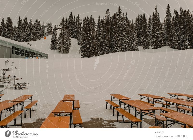 Leere Bierbänke auf Skihütte Berge Restaurant alpenländisch Tourismus Skifahren Wintersport Urlaub Ferien Snowboard Erholung anzüglich menschenleer geschlossen