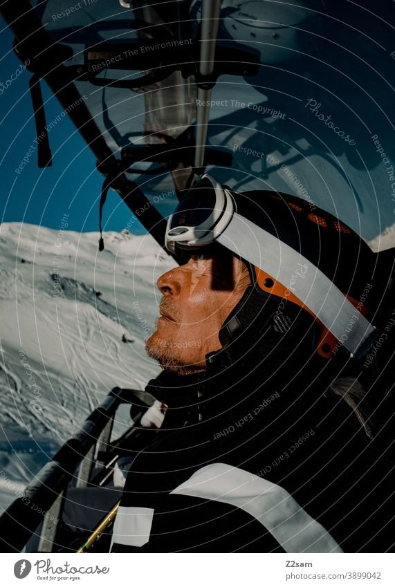 Rentner beim Skifahren im Lift südtirol Wintersport Berge Schafe alpenländisch Steuerruder Sport Landschaft Kälte italienisch Urlaub Piste Skigebiet sportlich
