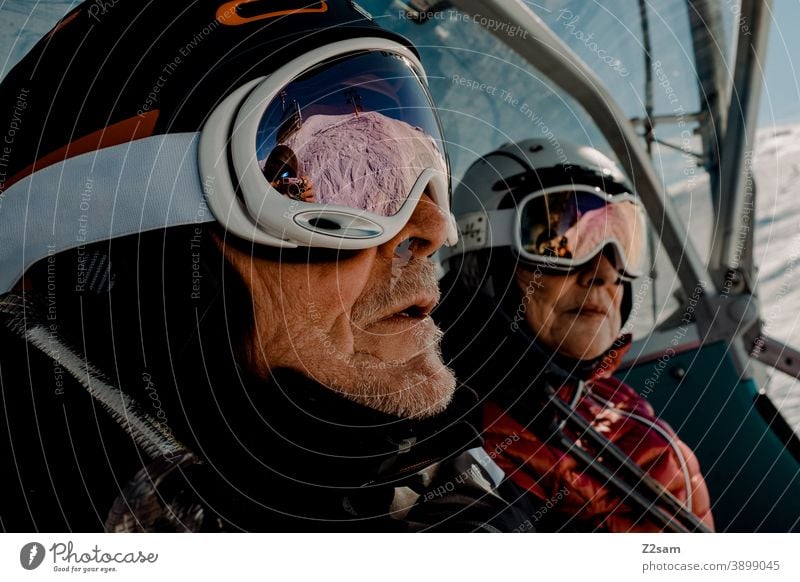 Rentnerpaar beim Skifahren im Lift südtirol Wintersport Berge Schafe alpenländisch Steuerruder Sport Landschaft Kälte italienisch Urlaub Piste Skigebiet
