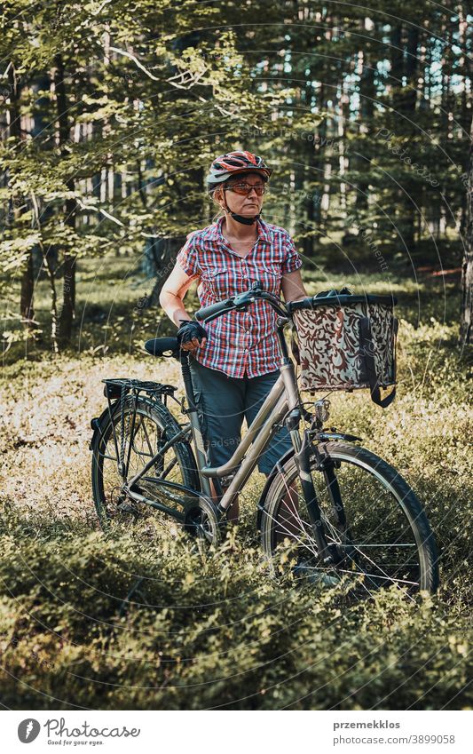 Aktive Frau verbringt freie Sommerferien auf einer Fahrradtour im Wald Freude Freiheit fallen Erholung Abenteuer genießen Waldlandschaft Waldbäume Schneise