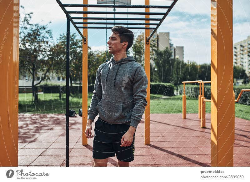 Junger Bodybuilder macht Pause während seines Trainings in einem modernen Fitnesspark calisthenics Pflege Kaukasier Gesundheit Lifestyle männlich Mann im Freien