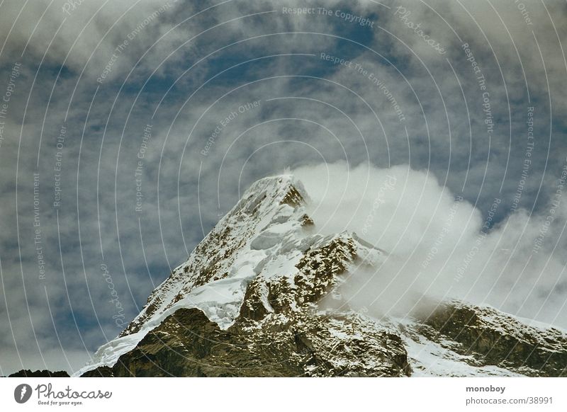 Peru, Santa Cruz Trek Gletscher Berge u. Gebirge Schneebedeckte Gipfel Wolkenhimmel Landschaft Nebel Dunst Textfreiraum oben Vor hellem Hintergrund