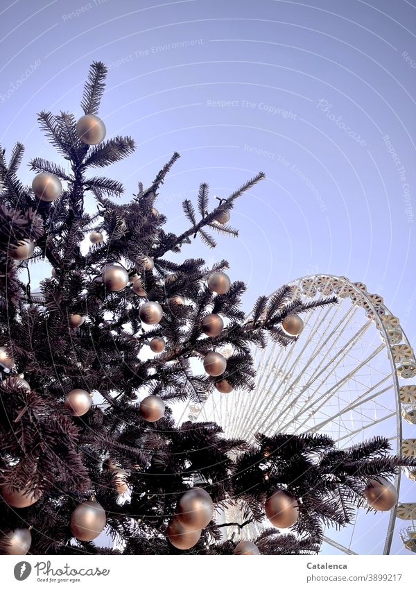Stillstand; Weihnachtsbaum im Vordergrund, dahinter ein verwaistes Riesenrad | corona thoughts Christbaum Weihnachtsschmuck Tanne Weihnachten & Advent Tradition