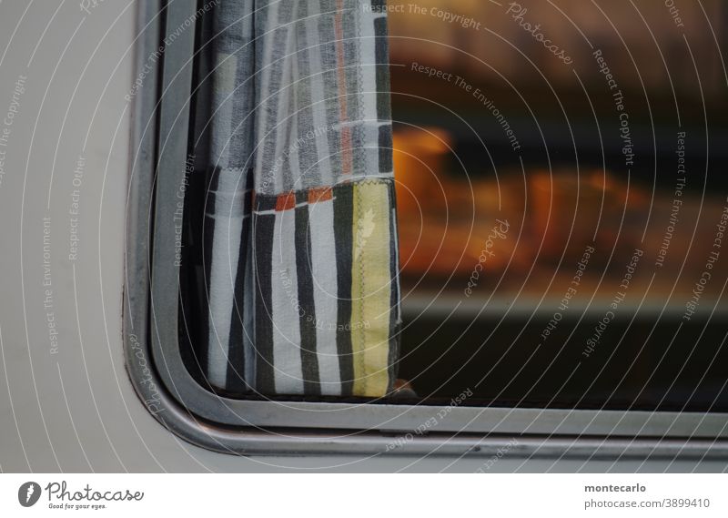 Vorhang in einem Campingwagen der 50/60er Jahre Detailaufnahme mehrfarbig retro Wohnwagen alt dunkel Tourismus Ferien & Urlaub & Reisen Design Stil Lifestyle