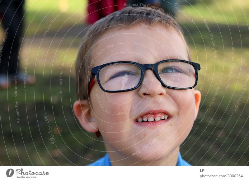 das Gesicht eines glücklich lächelnden Kindes mit Brille nonverbale Kommunikation Gesichtsausdruck Körpersprache Mitteilung Kommunizieren charmant