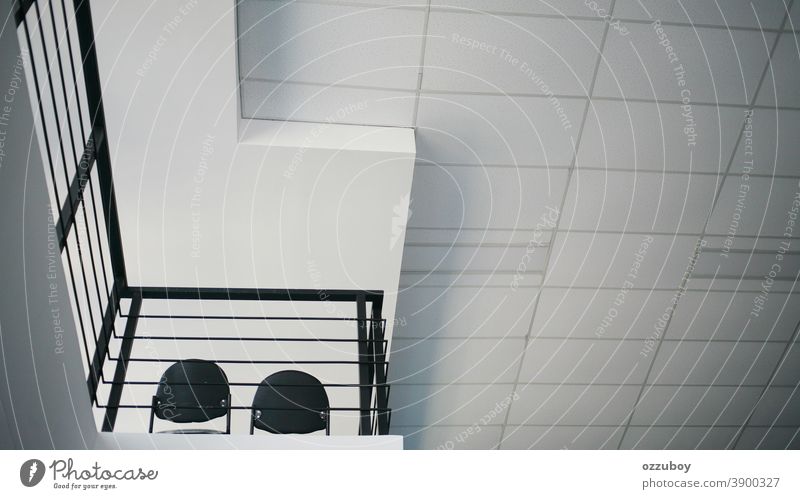 leerer Stuhl im zweiten Stock Muster Detailaufnahme abstrakt Strukturen & Formen Linie Ordnung Design Perspektive modern Fassade ästhetisch Bauwerk Architektur