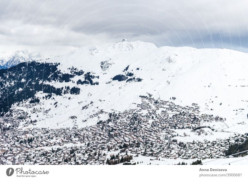 Schöne Aussicht auf das Tal im Skigebiet in den Schweizer Alpen Verbier Resort Winter Ansicht weiß blau Hintergrund Schnee Wald Berge u. Gebirge Berghang Urlaub