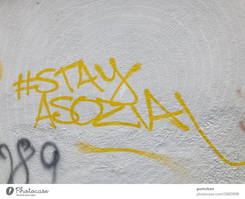 Stay asozial steht auf einer weißen Wand. Graffiti. Social Media. Hashtag. instagram Social media kritik Antisocial Medien Jugendkultur Handy Mobilität Internet
