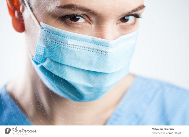 Arzt Hand halten Blau chirurgisch Gesicht Maske im schwarz