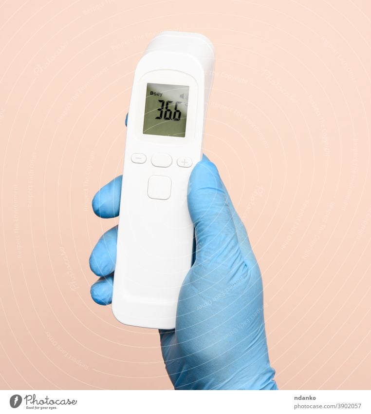 Hand in blauen Latexhandschuhen halten ein elektronisches Thermometer zur Temperaturmessung Technik & Technologie Prüfung Werkzeug Behandlung Virus weiß Körper