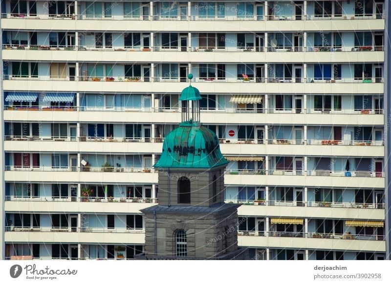 Alt trifft Jung und Modere. Altes Gebäude steht im Kontrast zu Moderner Wohnen. Berlin Mitte. Blick vom Dom. hochhaus perspektive Architektur Perspektive