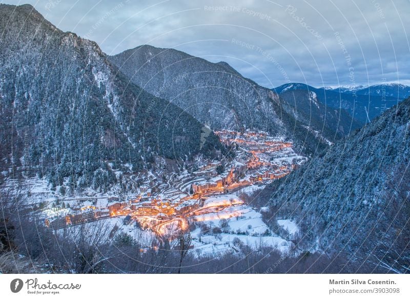 Stadtbild von Arinsal, La Massana, Andorra im Winter andorra ski arinsal blau Gebäude Kabel Seilbahn Sesselbahn kalt Europa Wald hoch Hotels Eis Landschaft