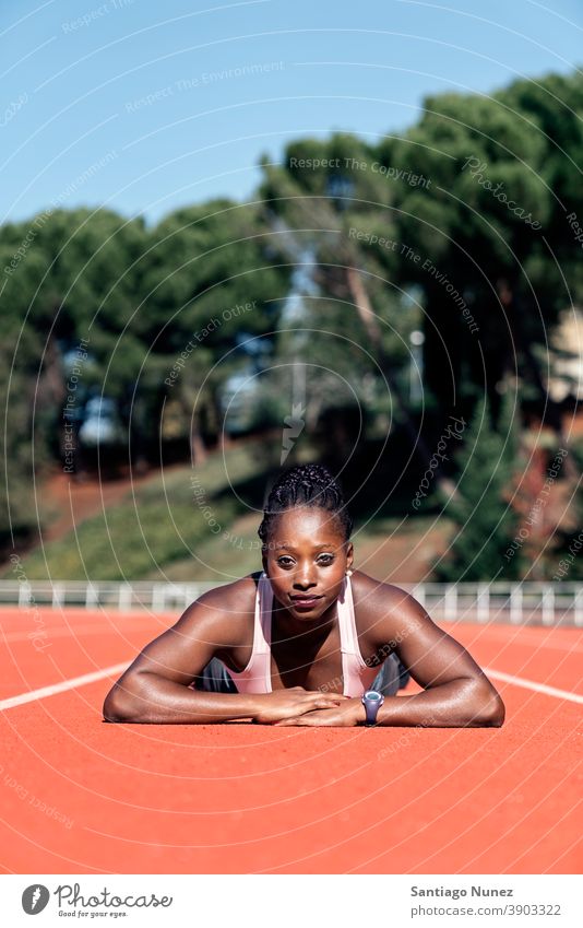 Athlet Sprinter schaut in die Kamera Kontrolle Rennen laufen Konkurrenz Leichtathletik wettbewerbsfähig bereit Linie Anfänge konkurrieren Wettbewerber olympisch