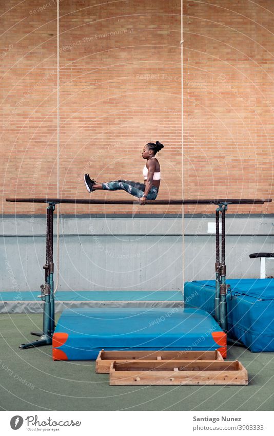 Sportler beim Üben am Barren akrobatisch Aktion aktiv Aktivität Athlet Leichtathletik Gleichgewicht Bars Körper Tageslicht anstrengen Energie Gerät Übung passen