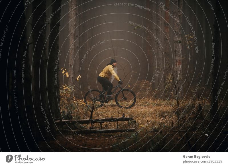 Junger Mann radelt durch den Herbstwald Aktion aktiv Aktivität Abenteuer Athlet Fahrrad Radfahren Radfahrer Biker Zyklus Übung extrem schnell Wald Typ
