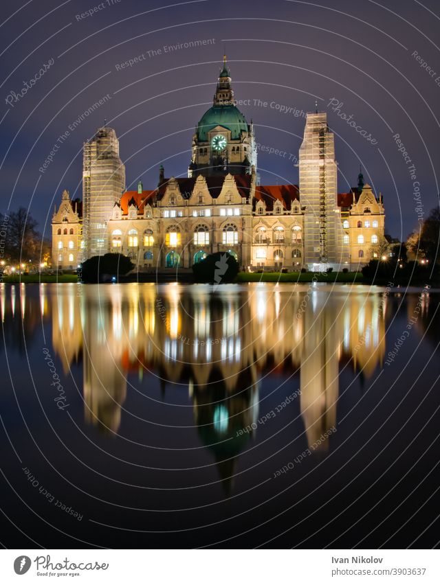 Langzeitbelichtung des Neuen Rathauses bei Nacht, Hannover, Niedersachsen, Deutschland Architektur Wasserspiegelung Eklektizismus Spiegelung im Wasser