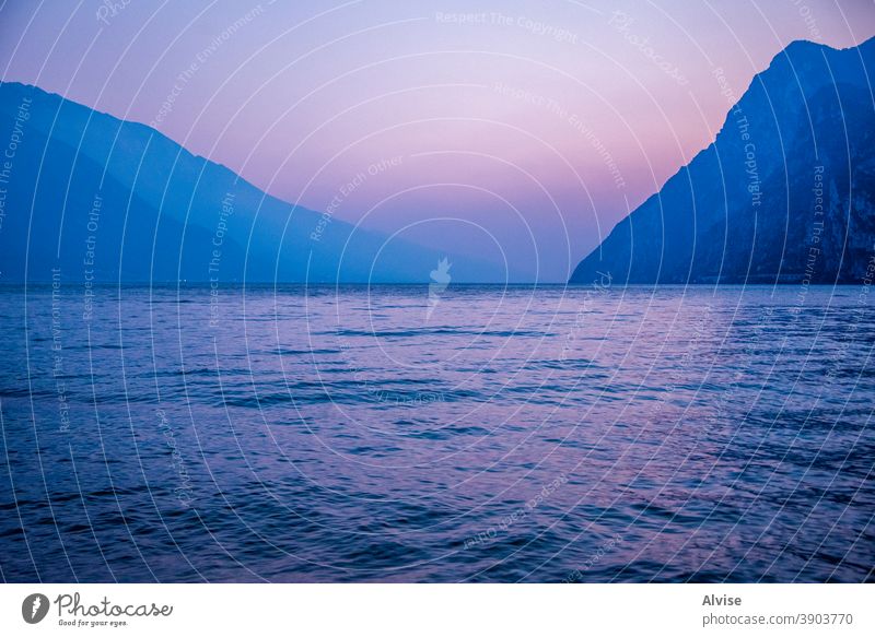 vor Sonnenuntergang Sommer Italien See Garda Himmel Natur Landschaft schön Ansicht Wasser Tourismus blau reisen malerisch im Freien Küste Wolken