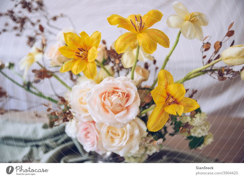 Stilleben mit einem schönen Blumenstrauß Tisch Vase Hochzeit Dekoration & Verzierung weiß abschließen gelb Hintergrund Innenbereich Ordnung Abendessen