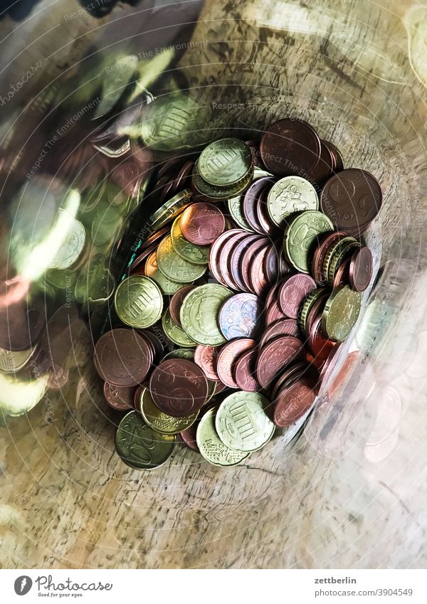 Münzen in einem Glas geld münzgeld münzen cent pfennig hartgeld sparschwein glas kleingeld euro sparen taschengeld trinkgeld betrag geldbetrag almosen