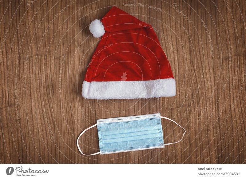 Corona Weihnachten mit Weihnachtsmannmütze und Mundschutz Corona-Weihnachten Weihnachtsmütze Maske Mund-Nasen-Schutz COVID-19 Gesichtsmaske Korona-Weihnachten