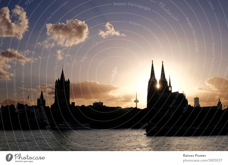 Sonnenuntergang im Zentrum des Kölner Doms in Köln, Deutschland köln Kathedrale Architektur Wahrzeichen Europa Großstadt reisen Stadtbild Turm Fluss berühmt