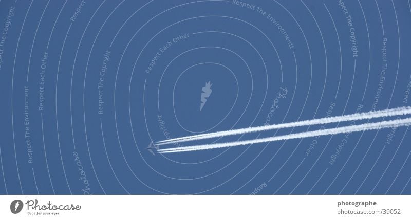 Hoch soll er fliegen Flugzeug Streifen Luft Einsamkeit Luftverkehr blau