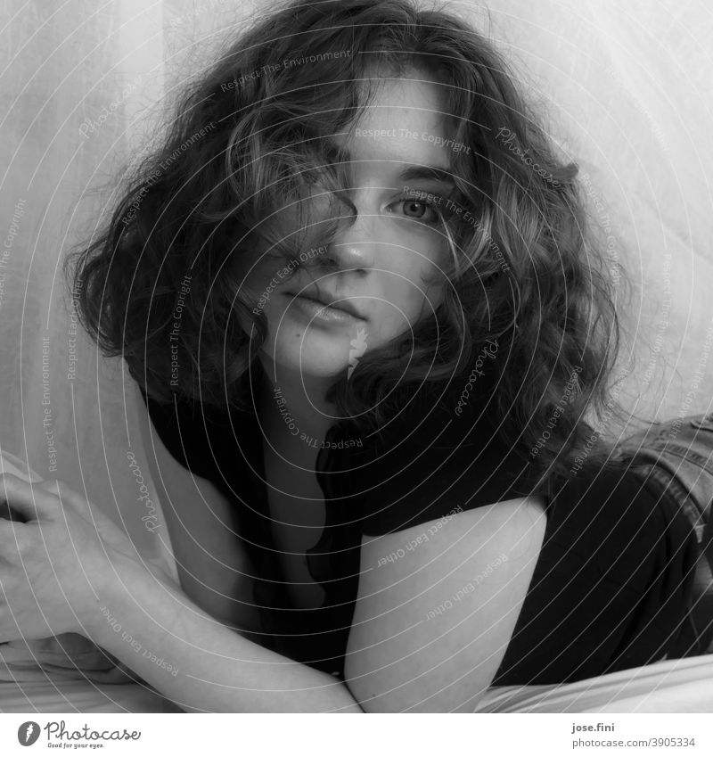 Portrait einer jungen Frau, liegend, mit Blick in die Kamera, in schwarz-weiß II. träumen Bett ästhetisch Selbstvertrauen natürlich authentisch frisch schön